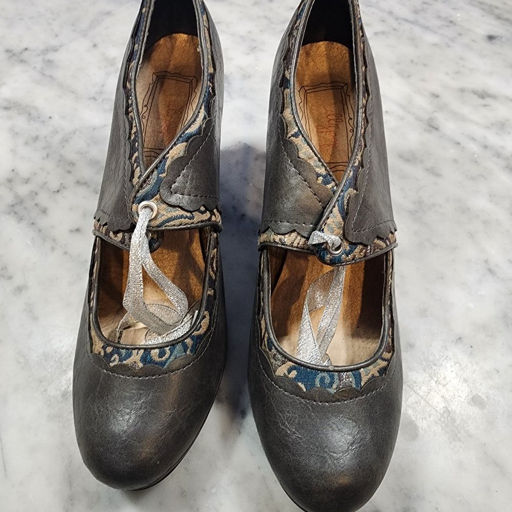 1940's-style throwback pumps